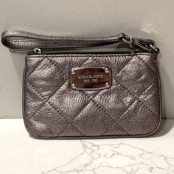 Michael Kors Hamilton Quilted Card/Cash Wristlet - Picture 1 of 10